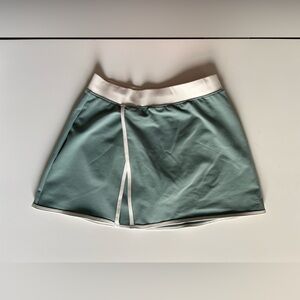 Alo Yoga - Streamlined Skirt in Botanical Green/Ivory